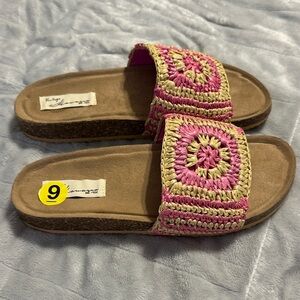 NWT Vintage Havanas Women's Pink and Tan Sandals